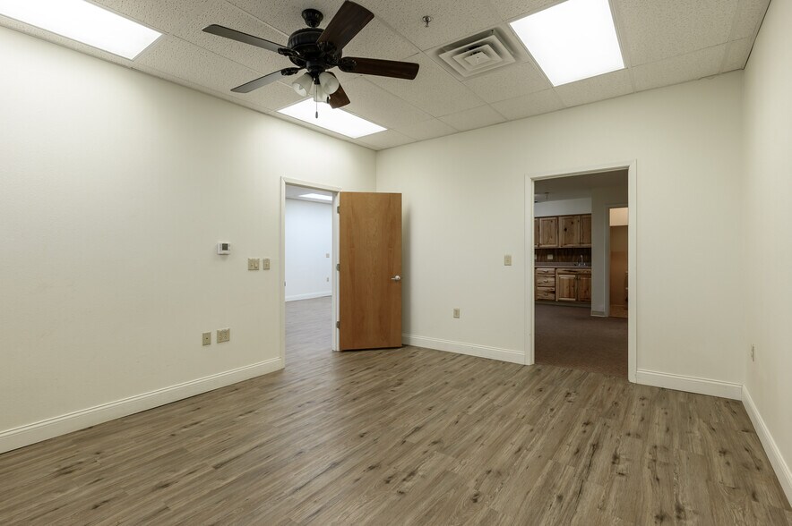 More Photos Of 714 W Chestnut St, Denison Storefront Retail Office For Lease