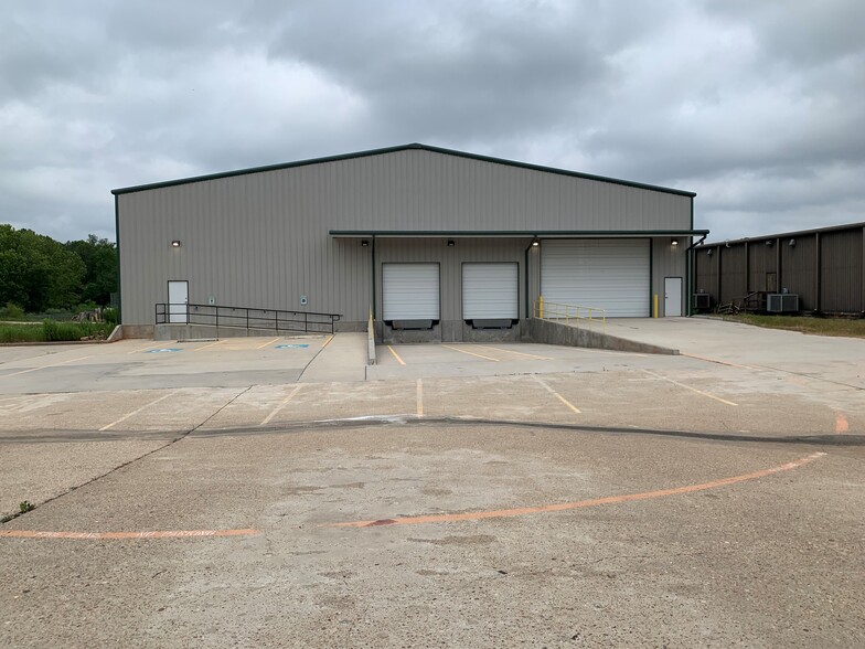 Primary Photo Of 5457 W Davis St, Conroe Distribution For Lease