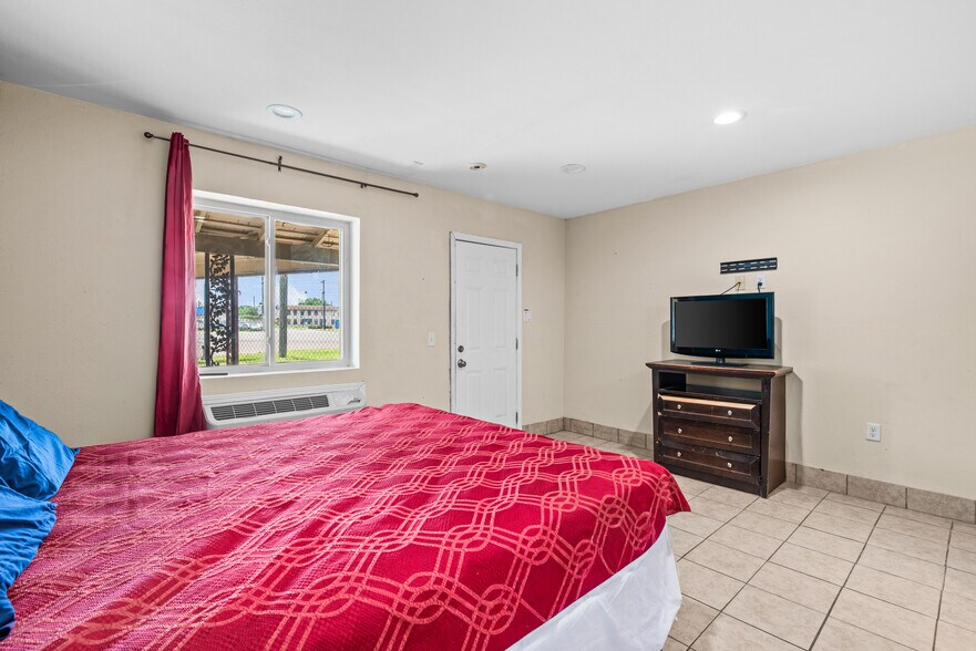 More Photos Of 4206 Leopard St, Corpus Christi Hotel For Sale