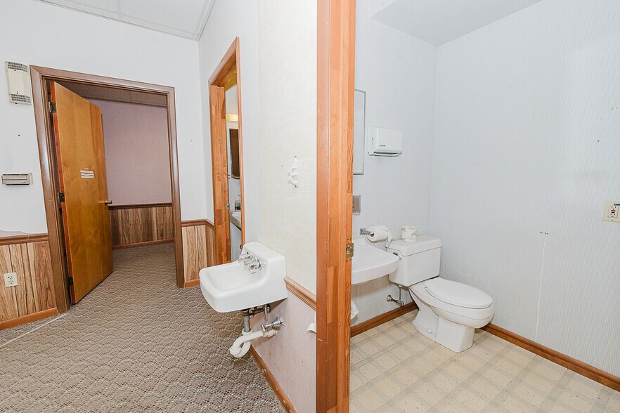 More Photos Of 1482 Butler Rd, Worthington Medical For Sale