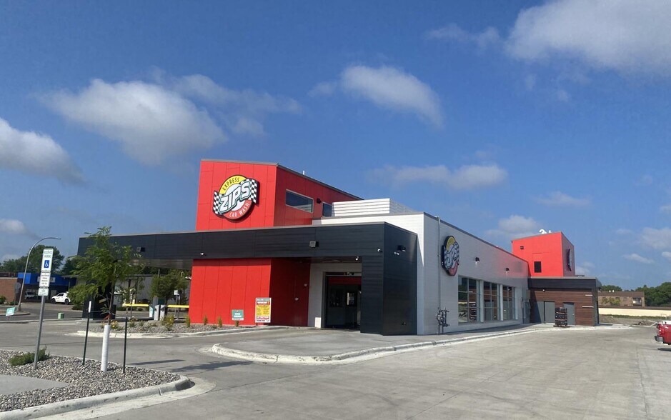 Primary Photo Of 7773 Dixie Hwy, Louisville Carwash For Sale