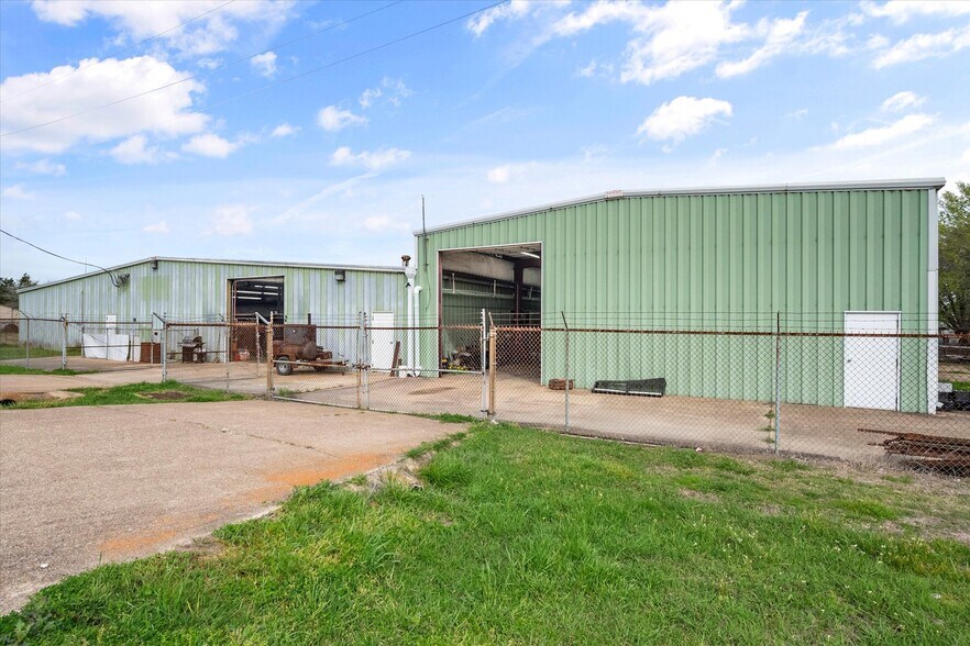 More Photos Of 613 2nd St, Kerens Light Manufacturing For Sale