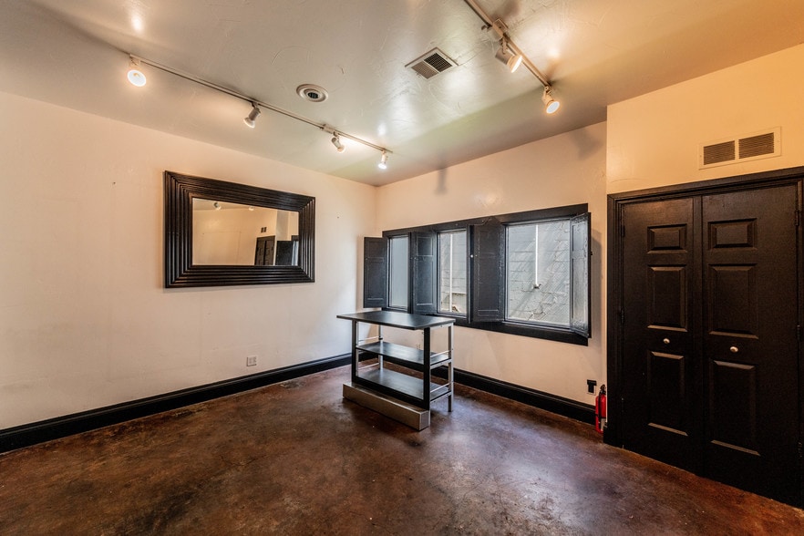 More Photos Of 250 W Olmos Dr, San Antonio Storefront Retail Office For Lease