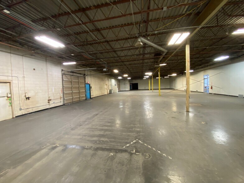 More Photos Of 9797-10161 E Admiral Pl, Tulsa Showroom For Lease