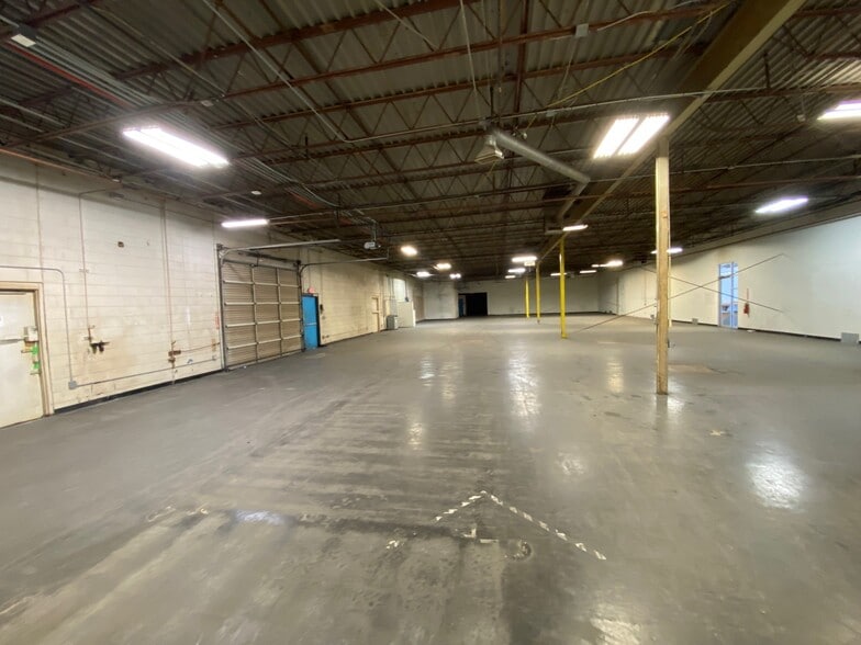 More Photos Of 9797-10161 E Admiral Pl, Tulsa Showroom For Lease