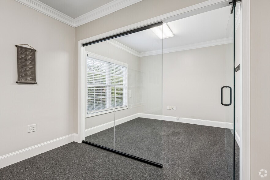 More Photos Of 1290 Kennestone Cir, Marietta Unknown For Lease
