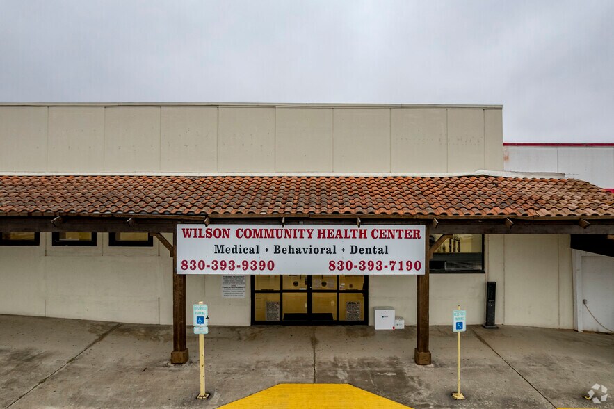 More Photos Of 540 10th St, Floresville Storefront For Lease