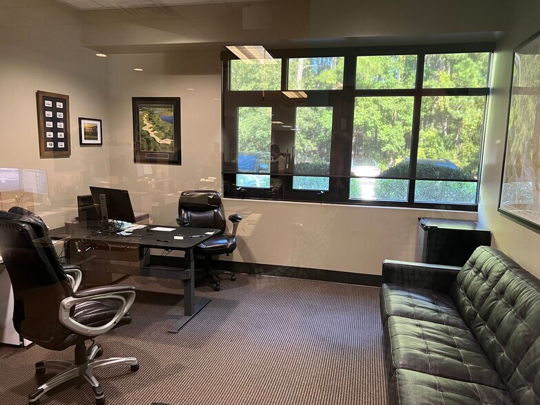 More Photos Of 547 Long Point Rd, Mount Pleasant Flex For Lease