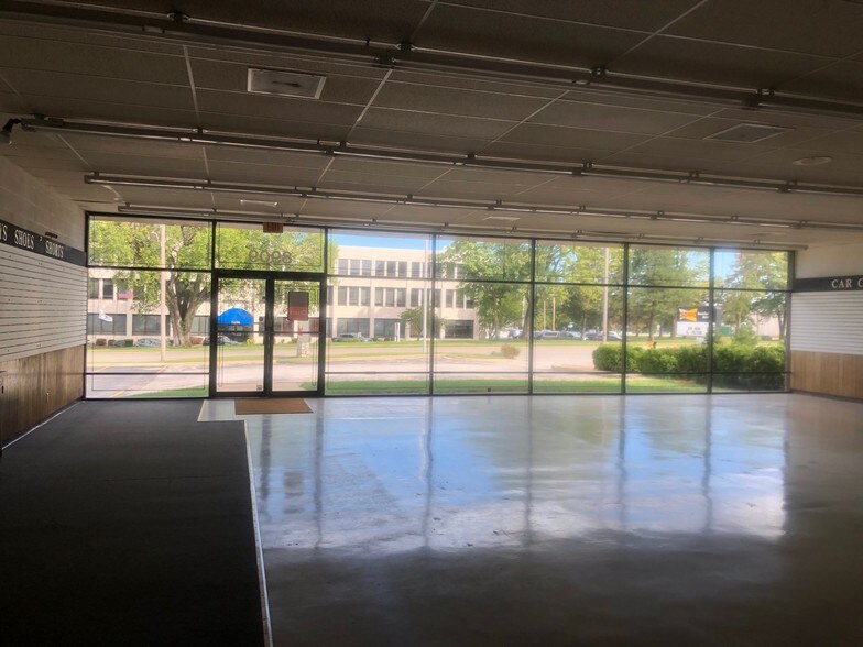 More Photos Of 8909 Santa Fe Dr, Overland Park Freestanding For Lease