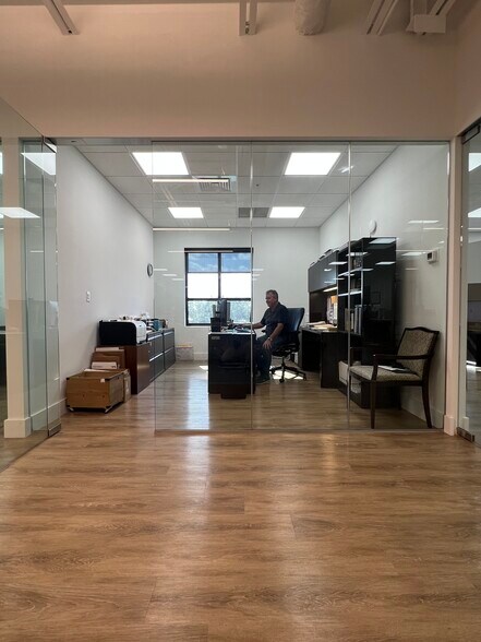 More Photos Of 10455 Riverside Dr, Palm Beach Gardens Flex For Lease