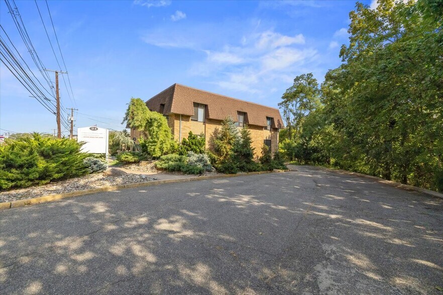 More Photos Of 24 Wyckoff Ave, Waldwick Medical For Lease