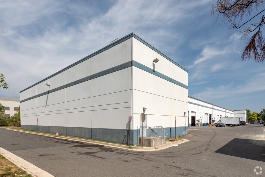 More Photos Of 25395 Pleasant Valley Rd, Chantilly Warehouse For Lease