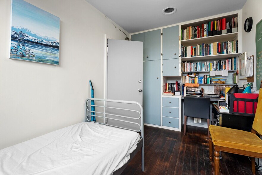 More Photos Of 33017 1st Av, Mission Flex For Sale