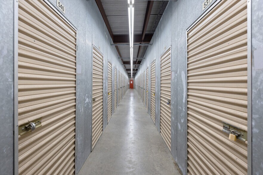 More Photos Of 1920 N Interstate 35 E, Lancaster Self Storage For Lease