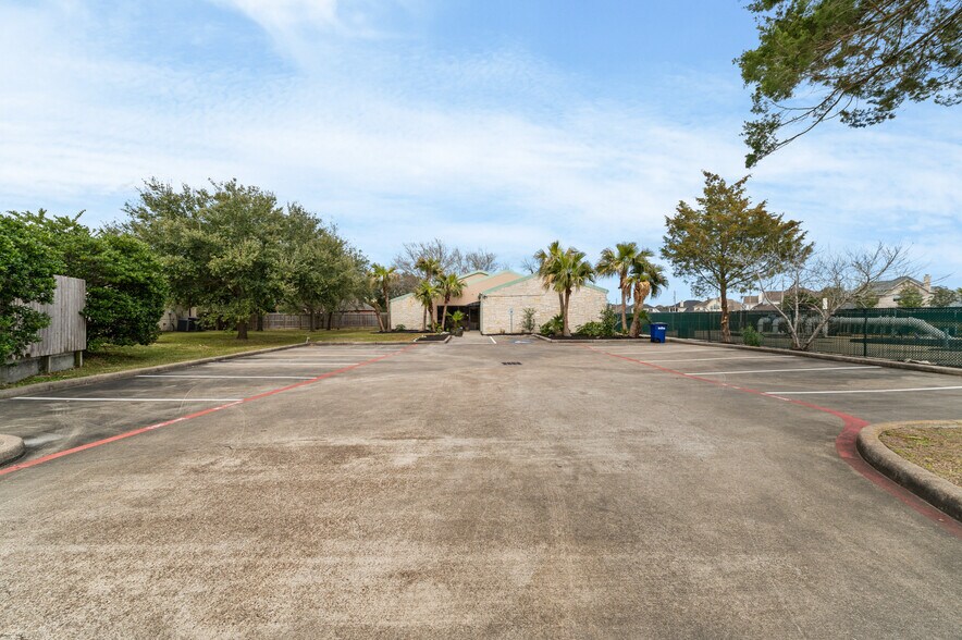 More Photos Of 3480 W Main St, League City Medical For Sale