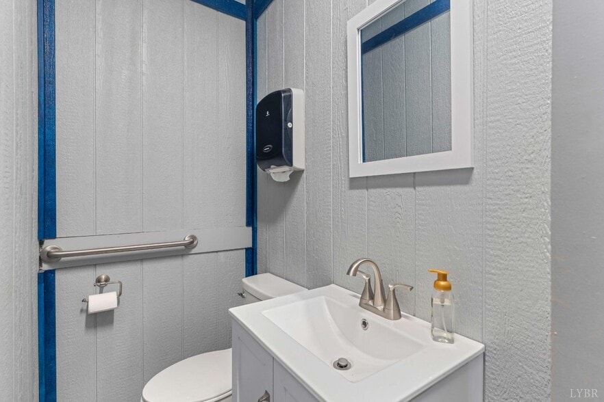 More Photos Of 273 Riverbend Rd, Altavista Showroom For Sale