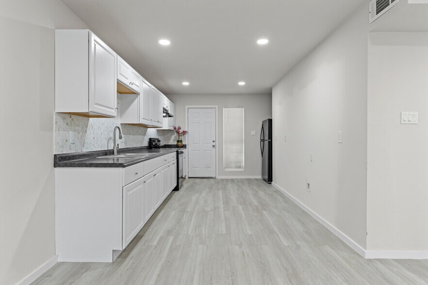 More Photos Of 8330 Carvel Ln, Houston Apartments For Sale