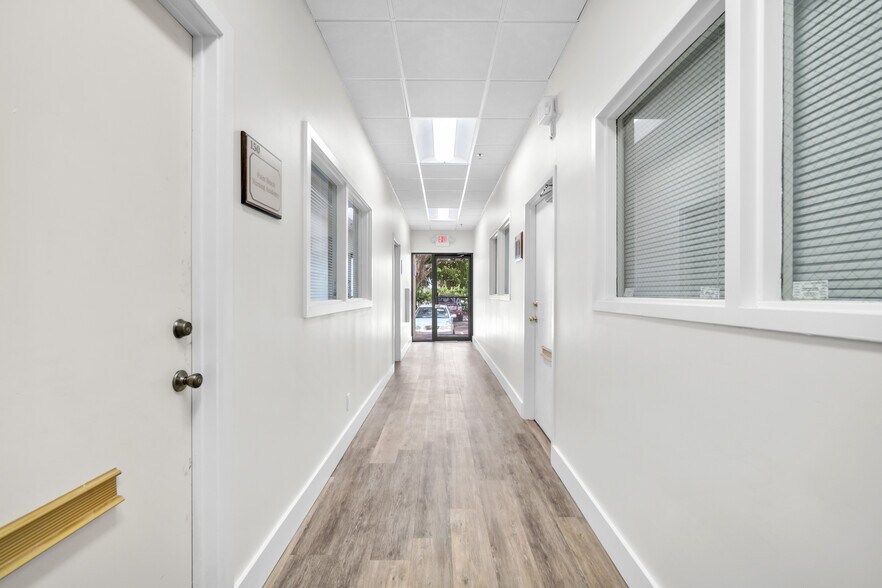 More Photos Of 1700 N Dixie Hwy, Boca Raton Office For Lease