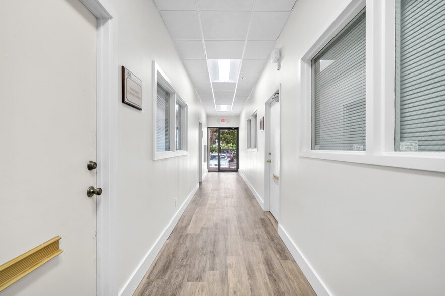 More Photos Of 1700 N Dixie Hwy, Boca Raton Office For Lease