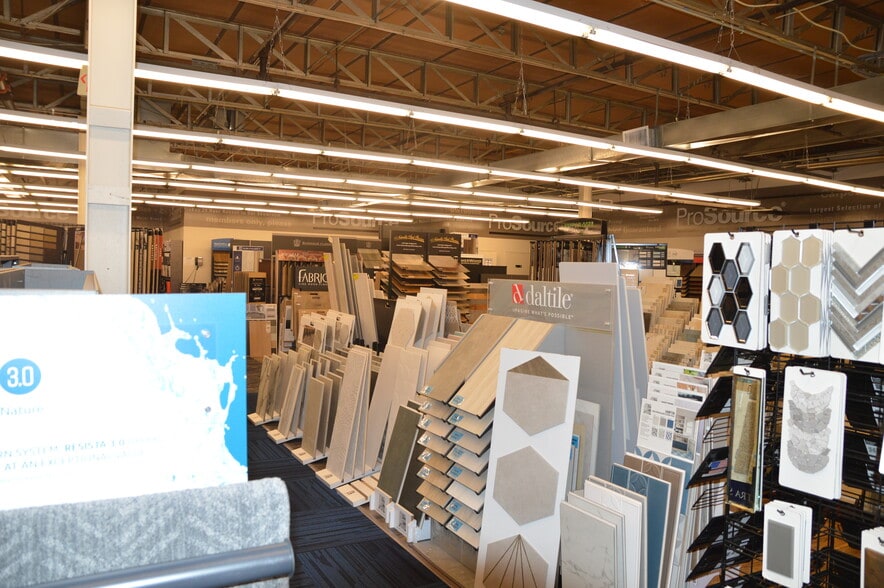 More Photos Of 303 Sunnyside Blvd, Plainview Showroom For Sale