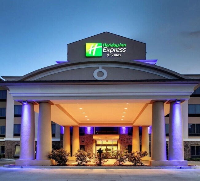 More Photos Of 639 S Canal St, Natchez Hotel For Sale