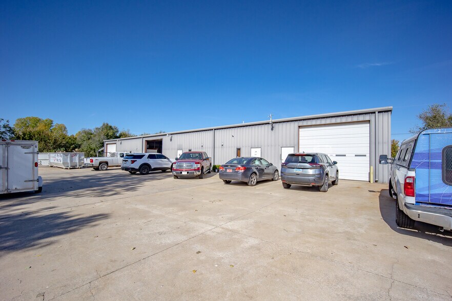 More Photos Of 319-323 NW 59th St, Oklahoma City Manufacturing For Sale