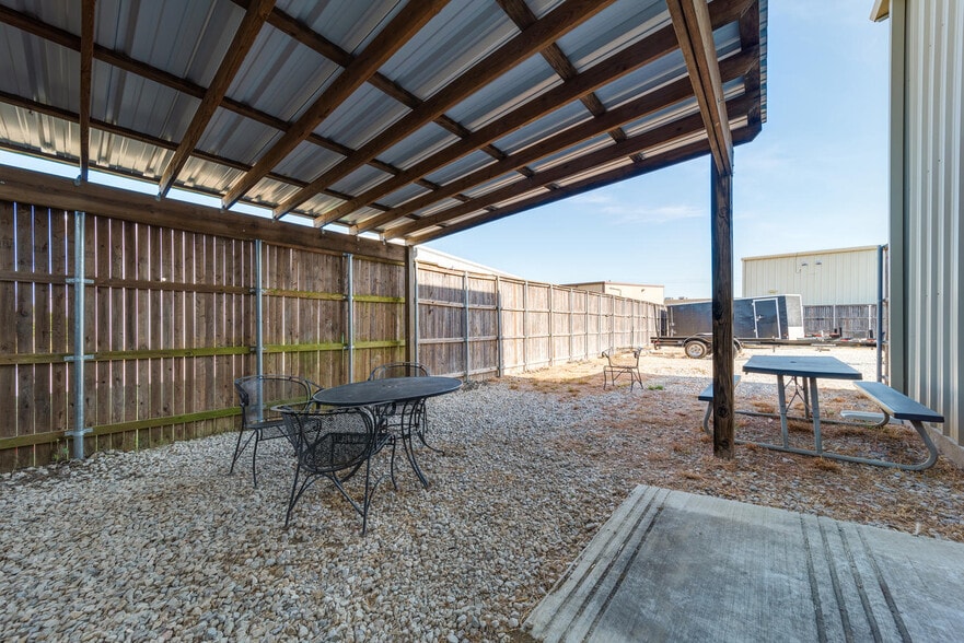 More Photos Of 5849 Park Vista Cir, Keller Showroom For Lease