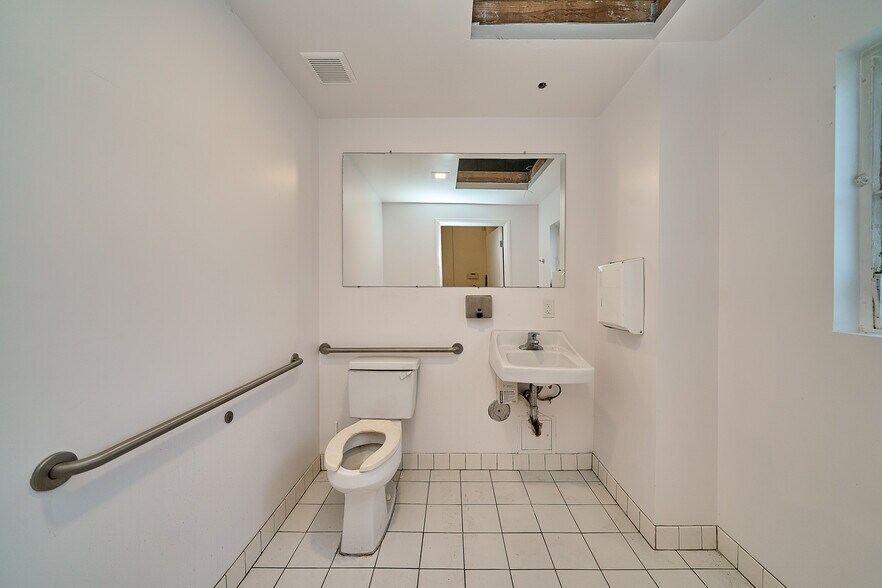 More Photos Of 112-122 S Robertson Blvd, Los Angeles Storefront Retail Office For Sale