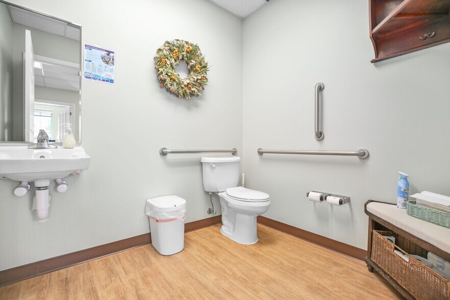 More Photos Of 107 Olde Greenwich Dr, Fredericksburg Office For Sale