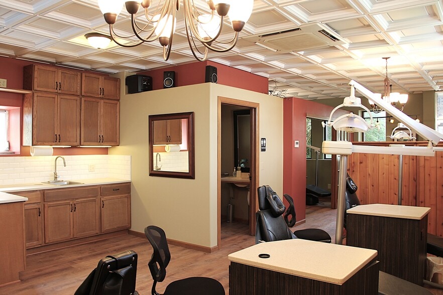 More Photos Of 1030 W 8th St, Junction City Office For Sale