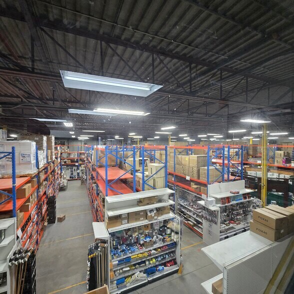 More Photos Of 440 Boul Industriel, St-Eustache Warehouse For Sale
