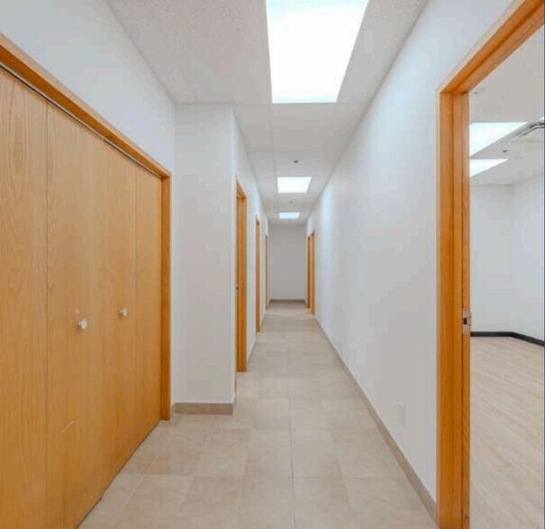 More Photos Of 3370-3418 Boul Industriel, Laval Light Distribution For Lease