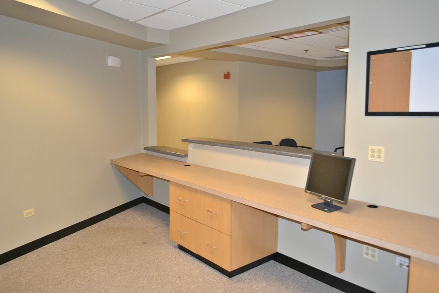 More Photos Of 430 Park Ave, Highland Park Office For Lease