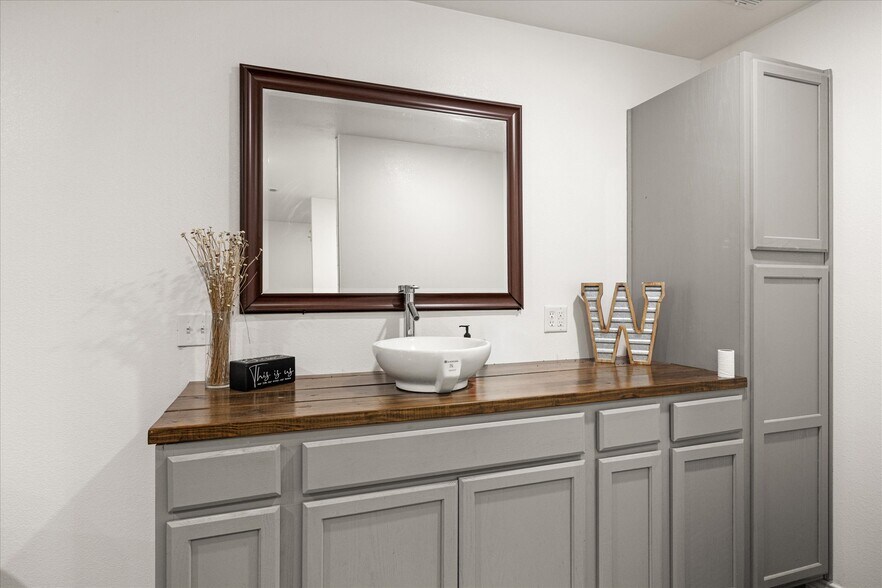 More Photos Of 1817 S Morgan St, Granbury Auto Dealership For Sale