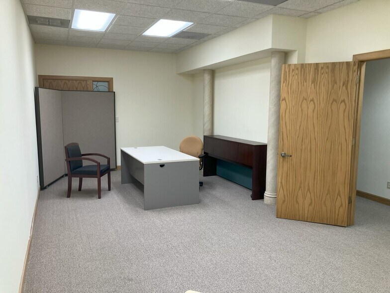 More Photos Of 156-160 W State St, Sycamore Office For Lease