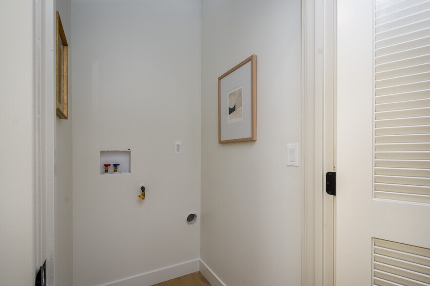 More Photos Of 223 Howland Canal, Venice Multifamily For Sale