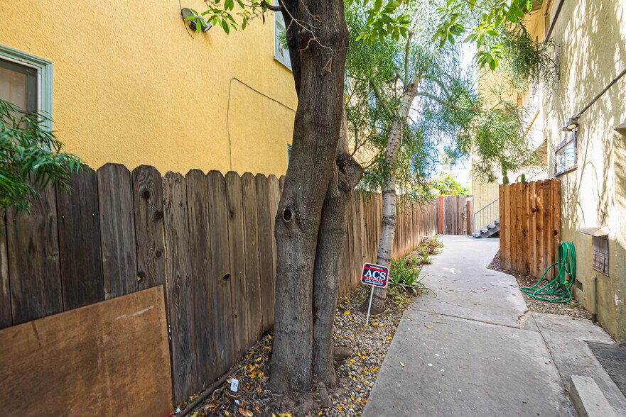 More Photos Of 635 N Beachwood Dr, Los Angeles Apartments For Sale