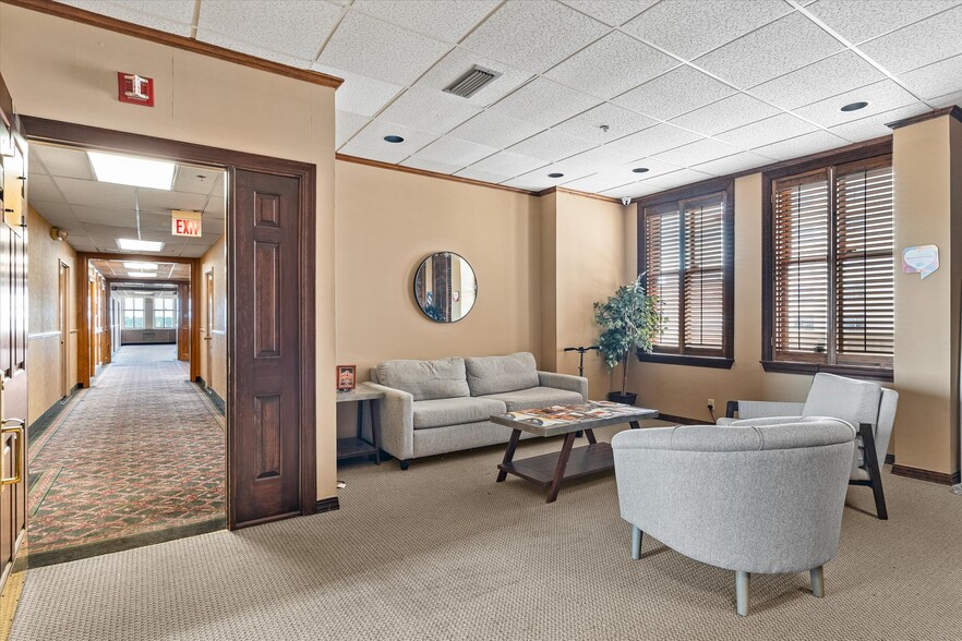 More Photos Of 610 Marshall St, Shreveport Office For Sale