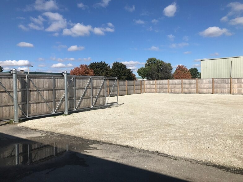 More Photos Of 34 Stonehill Rd, Oswego Warehouse For Lease