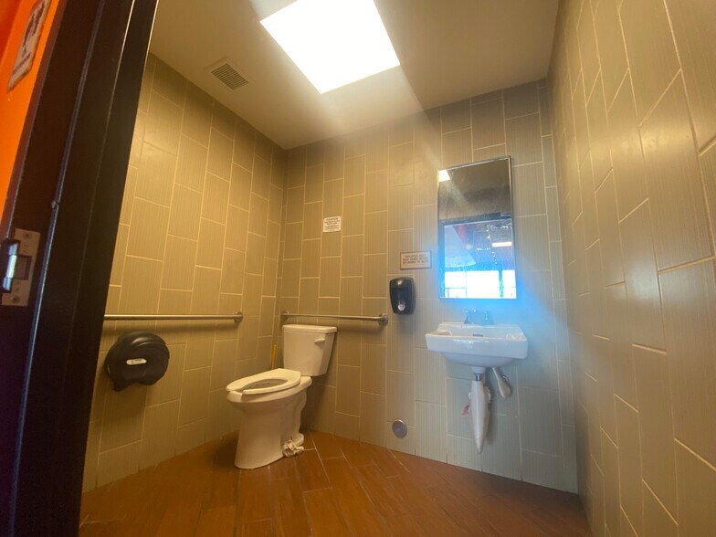 More Photos Of 901 North Point Blvd, Baltimore Freestanding For Lease