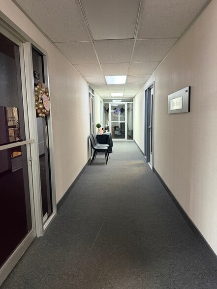 More Photos Of 25140 Lahser Rd, Southfield Office For Sale