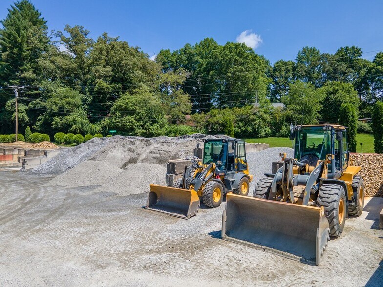 More Photos Of 424 Terrell Rd, Franklin Showroom For Sale