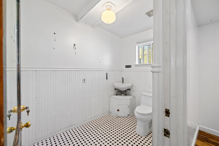 More Photos Of 840 N Cloverdale Blvd, Cloverdale Convenience Store For Sale
