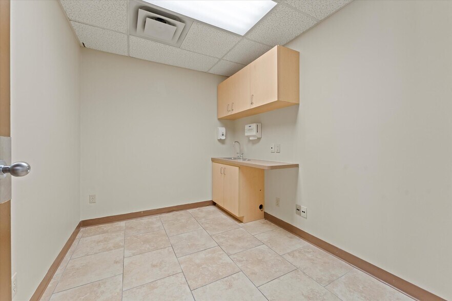 More Photos Of 711 Pelissier St, Windsor Office For Sale