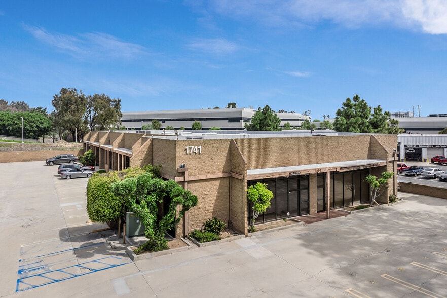 More Photos Of 1741 Torrance Blvd, Torrance Flex For Lease