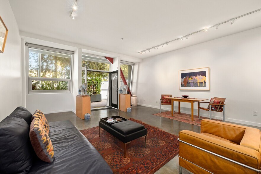 More Photos Of 615 Hampton Dr, Venice Apartments For Sale