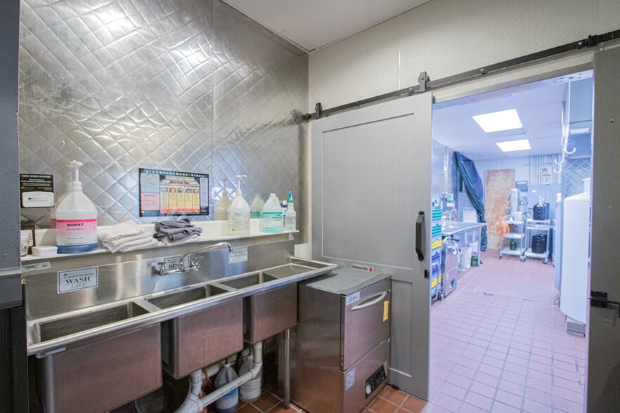 More Photos Of 104 Macomb Pl, Mount Clemens Restaurant For Sale