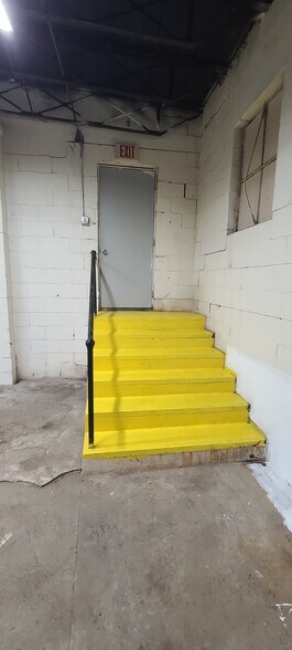 More Photos Of 515 N Lincoln Ave, Bridgeport Light Manufacturing For Lease