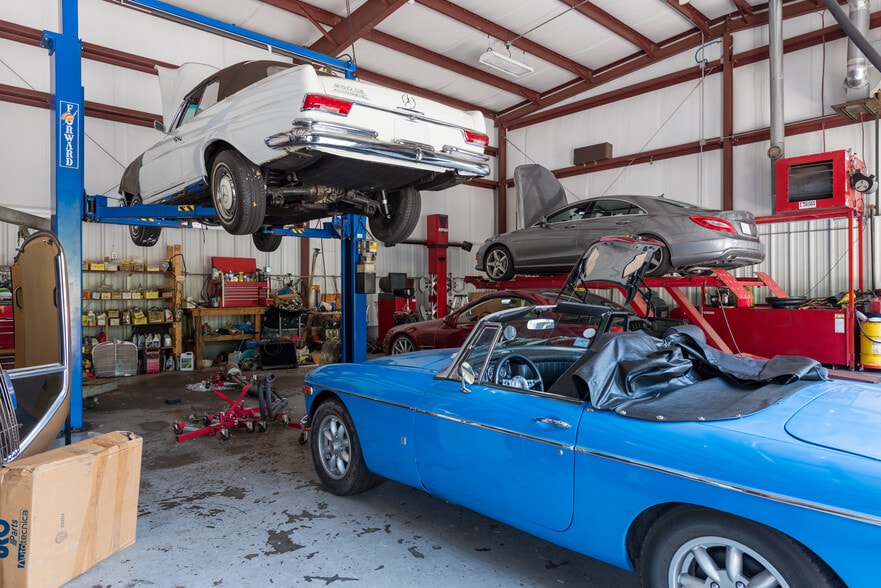 More Photos Of 7 Colonel Dr, Bourne Auto Repair For Sale