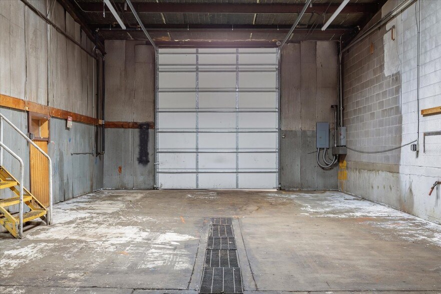 More Photos Of 2302 W Lincolnway, Cheyenne Light Manufacturing For Lease